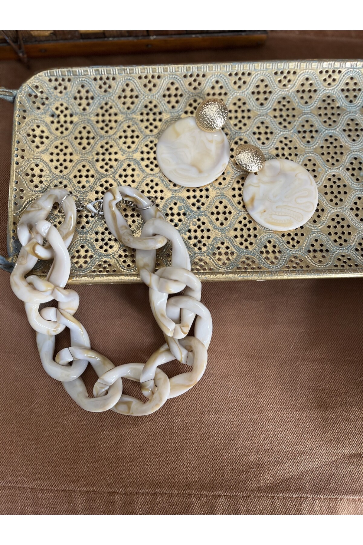 KEMİK GOLD DETAYLI KÜPE