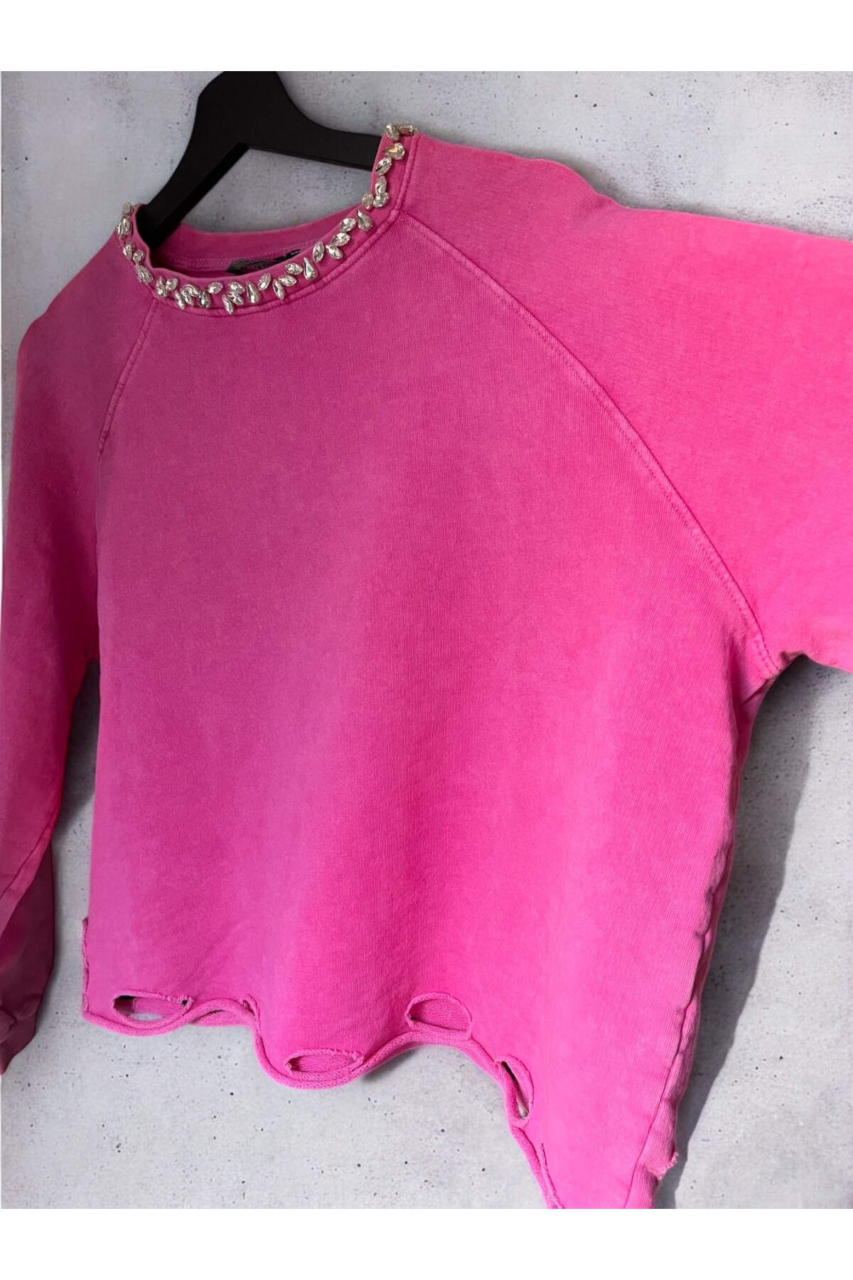 TAŞLI DISTRESSED PINK SWEATSHIRT